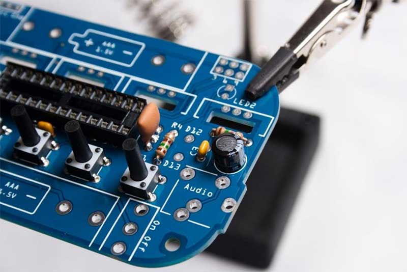 Now let’s add the electrolytic capacitor, C4.